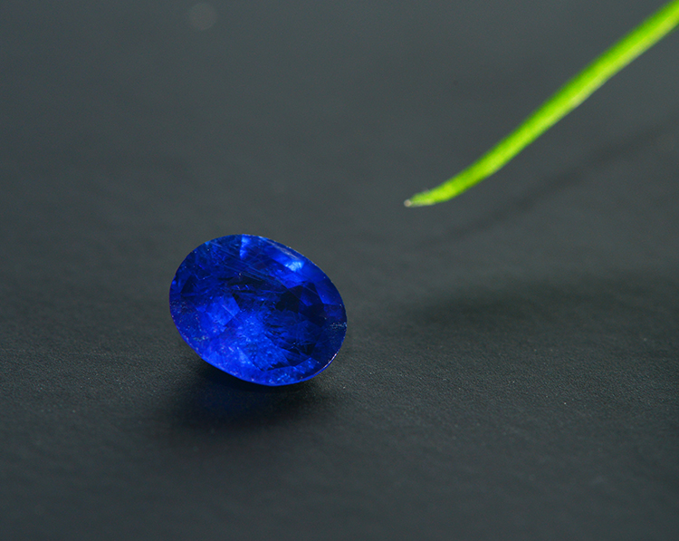 1 06克拉天然未经加热优化椭圆形璀璨式切割缅甸皇家蓝蓝宝石 意彩石光 只做可收藏的彩色宝石